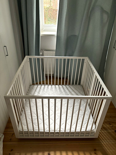 Weißes baby gitterbett mit - weißes,