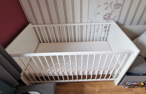 Weißes baby gitterbett - weißes, baby-gitterbett